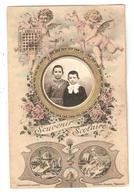 CPA Souvenir Scolaire 1910-1911 - Carte Illustrée D'angelots, De Fleurs, D'objets Scolaires, Avec La Photo De 2 Enfants - Scuole