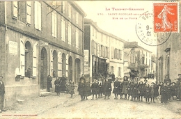 82 SAINT NICOLAS DE LA GRAVE GROSSE ANIMATION DEVANT LA POSTE UN PEU PLUS LOIN LE TABAC - Saint Nicolas De La Grave