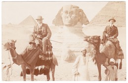 Delcampe - Fotoansichtskarte Um 1900; Kamele Vor Pyramiden Gelaufen Von Smyrna Nach Kiel - Gizeh