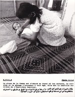 ALGERIE / PROPAGANDE 1959.1961 / MAGNIFIQUE PHOTO 18X24 / LA PLACE DE LA FEMME (au Secours !!!) - Femmes