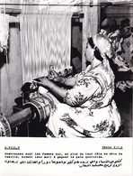 ALGERIE / PROPAGANDE 1959.1961 / MAGNIFIQUE PHOTO 18X24 / LA PLACE DE LA FEMME / TISSAGE - Femmes