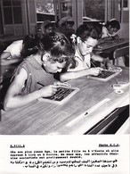 ALGERIE / PROPAGANDE 1959.1961 / MAGNIFIQUE PHOTO 18X24 / PETITES FILLES A L ECOLE - Bambini