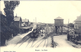 60 NOYON INTERIEUR DE LA GARE AVEC UN TRAIN _ RESERVOIR D EAU POUR TRAIN A VAPEUR - Noyon