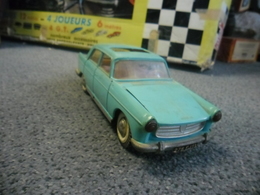 VINTAGE 1/24 ° FRANCE JOUET PEUGEOT 404 Bleu Vert Des Bouches Du Rhône (13) Moteur Avec Bobine à L'intérieur No Joustra - Autres & Non Classés