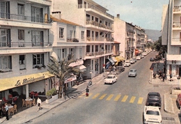 SAINT-LAURENT-du-VAR - L'Avenue Général De Gaulle - Bar Le Méditerranée - Automobiles - Saint-Laurent-du-Var