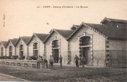 Cpa Caen Caserne D'artillerie Les Ecuries - Caen