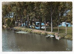 MALICORNE---Le Camping  (voiture Peugeot 403 , Toiles De Tente)........à Saisir - Malícorne Sur Sarthe
