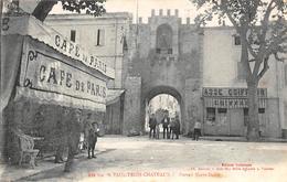 Saint Paul Des Trois Châteaux     26      Café De Paris Et Portail Notre Dame   (Voir Scan) - Altri & Non Classificati