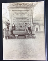 Arnouville Les Gonesses Rare Photo 1900 Enfants Apprenti Posant Devant La Fontaine 11cmx8cm - Arnouville Les Gonesses