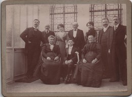 Groupe De Famille De Communiant Dans Un Hall/ Communion Solennelle/Photo Montée Sur Carton/ Vers 1890- 1910   PHOTN496 - Anonymous Persons