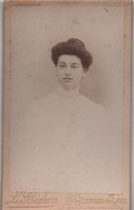 Photographie Montée Sur Carton / Jeune Femme En Buste /BICHON/ St GERMAIN En Laye/ Vers 1890- 1910   PHOTN502 - Anonymous Persons