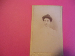 Photographie Montée Sur Carton / Jeune Femme En Buste /BICHON/ St GERMAIN En Laye/ Vers 1890- 1910   PHOTN504 - Personnes Anonymes