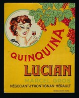 Ancienne Etiquette   Quinquina  Lucian  Marcel Gros  Négoce Frontignan "femme Verre à La Main"  étiquette Vernie - Alcoholes Y Licores