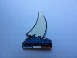 Pin S De L 'école Française De Voile  Signé DECAT - Sailing, Yachting