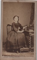 Photographie/Tirage Collé Sur Carton/Jeune Femme Devant Un  Bureau/Jean CAPEL/48 Fbg St Honoré/Paris/Vers 1880  PHOTN508 - Anonymous Persons