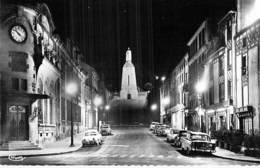 55 - VERDUN Av. De La Victoire Et Monument De Nuit ( Automobiles - Pompe A Essence BP ) CPSM Dentelée N/B PF - Meuse - Verdun
