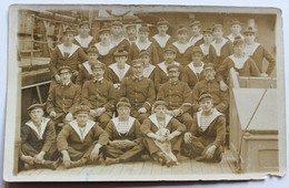Rare Carte Photo Nombreux Marins Navire Estafette à Aberdeen Chalutier PIE II 22 Août 1921 Ecosse Marine Française - Oorlog, Militair