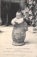 79- ENVIRONS DE PARTHENAY- BEBE GÂTINAIS, DANS SA BAILLOTE EN BOURGNE FAITE DE PAILLE TRESSEE AVEC DES RONCES - Parthenay