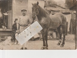 Un Homme Avec Son Cheval En 1931 , Camp De Romanichels  ?      ( Carte-photo ) - A Identificar