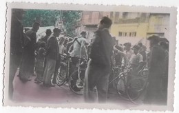 Photo Originale  Colorisée 1936 Digne Les Bains Tour De France Cycliste Vélo Départ étape Vers Nice - Wielrennen