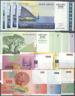 Madagascar: Larger Set Of 27 Banknotes Madagascar / Comores Containing 500 To 25.000 Ariary ND(1994- - Madagaskar