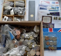 Alle Welt: Ein Karton Voll Mit Münzen, Numisbriefen Und Medaillen. Eine Große Schachtel Mit Münzen A - Andere & Zonder Classificatie