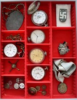Uhren: Eine Lindnerbox Mit 5 älteren Taschenuhren Sowie Diversen Abzeichen. - Autres & Non Classés