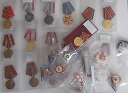Orden & Ehrenzeichen: UdSSR: Ein Karton Mit 36 Orden, Abzeichen Und Plaketten Aus Der Ehemaligen Sow - Autres & Non Classés
