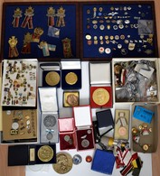 Orden & Ehrenzeichen: Ein Karton Voll Mit Orden, Abzeichen, Anstecknadeln, Medaillen Und Vieles Mehr - Other & Unclassified
