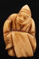 Térdeplő Férfi Netsuke, Faragott Csont Figura, Az Alján Jelzett, M: 3 Cm - Other & Unclassified