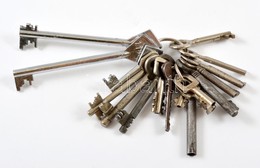 Nagy Kulcscsomó, Különféle Kulcsokkal, Közte órakulcs Is - Autres & Non Classés