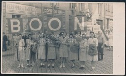 1945 A Budapesti Boon Cacao és Csokoládégyár Alkalmazottai Május Elsejei Felvonuláson, Fotólap, 8×14 Cm - Other & Unclassified