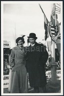 Cca 1940 Résztvevők A Budapesti Nemzetközi Vásáron, Háttérben Szép Magyar Címeres, Zászlós Dekorációval, Fotó, 14×9 Cm - Autres & Non Classés