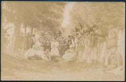 1902 Népünnepély Érsekújváron (Felvidék), Hátoldalon Feliratozott Fotó, 7,5×12 Cm - Autres & Non Classés