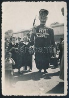 Cca 1935 A Pécsi Brikett Kőszén Reklámbábu A Budapesti Nemzetközi Vásáron, Fotó, 8,5×6 Cm - Andere & Zonder Classificatie