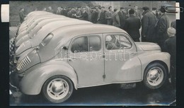 Farmotoros Renault Kiskocsik Bratislavában, Eredeti Sajtófotó, Külön Felirattal, 10,5×17 Cm - Other & Unclassified
