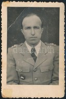 Cca 1950 Katona HV Jelvénnyel, Fotó Felületén Törésnyommal, 9×6 Cm - Autres & Non Classés