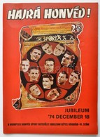 1974 'Hajrá Honvéd!' A Budapesti Honvéd Sport Egyesület Jubileumi Képes Híradója III. Szám  + Porcelán Plakett, D: 13,5  - Zonder Classificatie