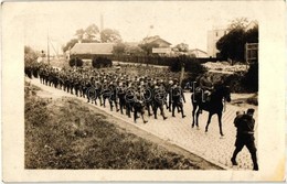 * T2/T3 Budapest III. Bécsi út, Labor Gyógyszer- és Vegyészetigyár Rt. Telepe Előtt Vonuló Magyar Katonák. Schäffer Phot - Non Classés