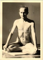 ** T2 Naked Man Doing Yoga. Dr. Schleussner ADOX Foto - Zonder Classificatie