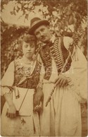 ** T1/T2 ~1905 Magyar Népviselet, Nemzeti Szalagokkal (majális?) / Hungarian Folklore With Ribbons. Photo - Ohne Zuordnung