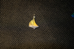 Pin's-Ciondolo-"Piccola Bella Barca A Vela"la Foto Non Rende La Vera Bellezza Dell'oggetto-Integro E Completo- - Material
