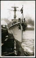 AUSTRALIEN /  DEUTSCHES REICH 1933 (25.6.) S/w.-Foto-Ak.: Kleiner Kreuzer "Köln" Im Hafen Von Sidney , EF 2 C. Freimarke - Marítimo