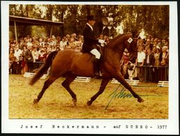 B.R.D. 1977 Color-Foto Josef Neckermann (1912-1992) + Orig. Autogramm "Neckermann" , Dressurreiten (2x Goldmedaille Dres - Paardensport