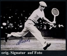 FRANKREICH 1935 (ca.) S/w.-Foto René Lacoste (spielend) Mit Orig. Autogramm "R Lacoste" ("Le Crocodile") Französ. Champi - Tenis