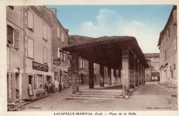 La Capelle-Marival  46   La Place De La Halle-_Regie-Café-Tabac Et Chaussures Et Rue Bien Animée - Lacapelle Marival
