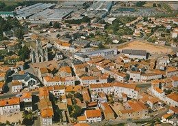 CERIZAY. - Vue Aérienne. Le Centre-ville Et L'Usine HEULIEZ.  CPM - Cerizay