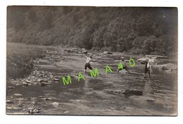 CARTE PHOTO DE 1905 - 64 - DUEL DANS LE GAVE - PAU OSSAU ?  - COMBAT DE 2 HOMMES A L'EPEE - UN 3ème TENANT LEURS HABITS - Fencing