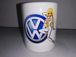 VOLKSWAGEN PIN UP COMBINAISON VW GOLF COX 1303 TASSE Ceramique MUG COFFEE NOEL - Fahrzeuge