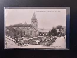 CPA. (60) SONGEONS.   Eglise Et Rue De La Gare. Animation  Attelage.    (G.060) - Songeons